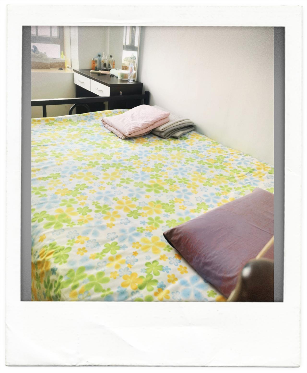 我们过着简朴的生活。
但是心里踏实。

为了工作方便，我在工厂附近租了一套房子。