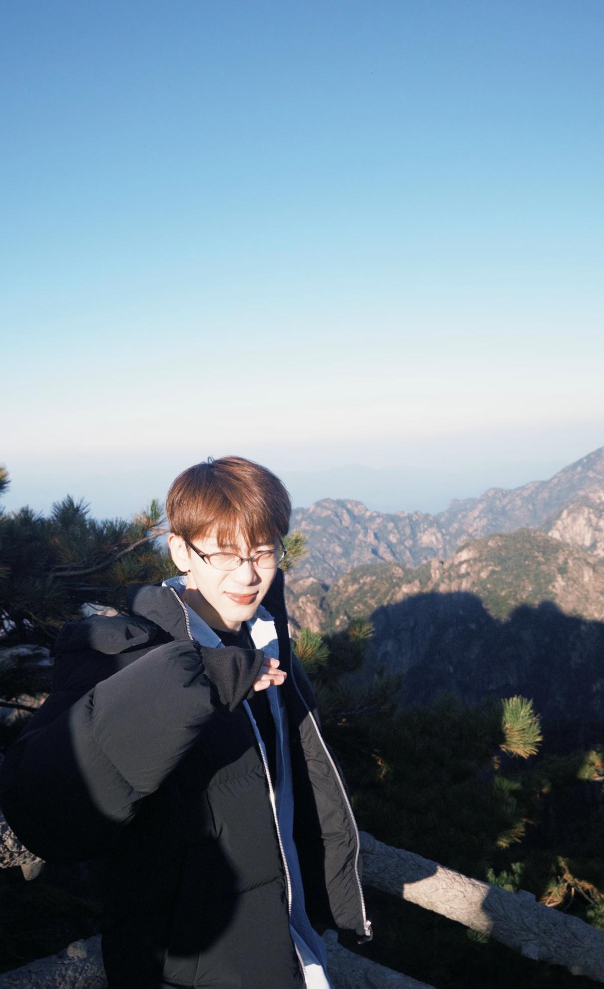 这和费启鸣一起看日出有什么区别 谁懂啊！窝在被子里看他的vlog，费启鸣静静分享