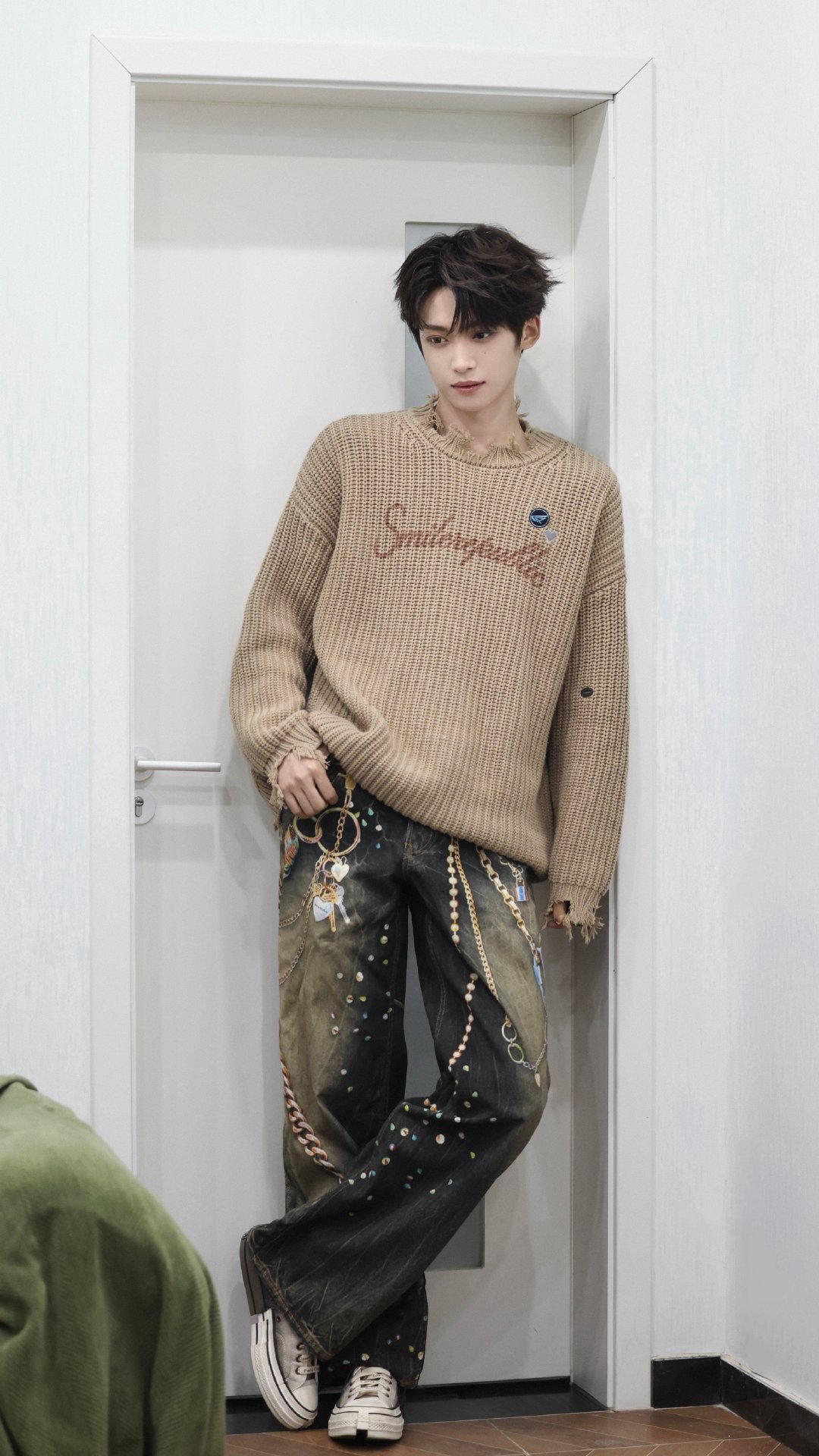 梓渝 × 一组造型大片，身穿 SMILEREPUBLIC 破坏感针织毛衣搭配 A