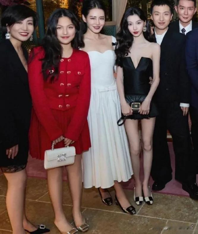 王诗龄与易梦玲的同框瞬间令人惊艳，她们的合影展现出无与伦比的气场。王诗龄的成长令