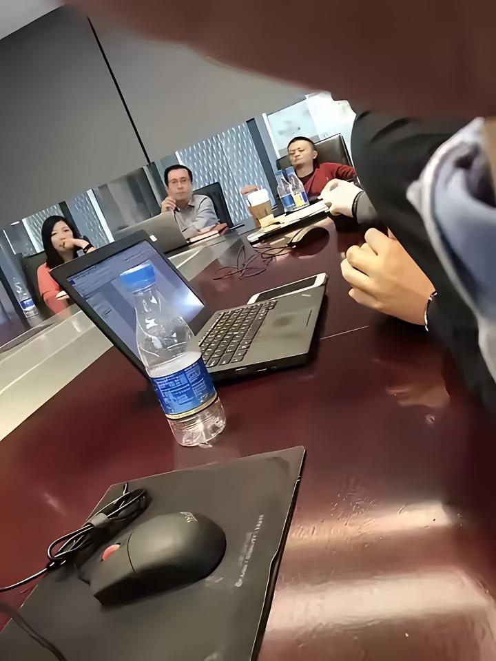 早些年马总开会的画面，那时候他有着乌黑的头发，，还满满的干劲儿。

而如今他的年