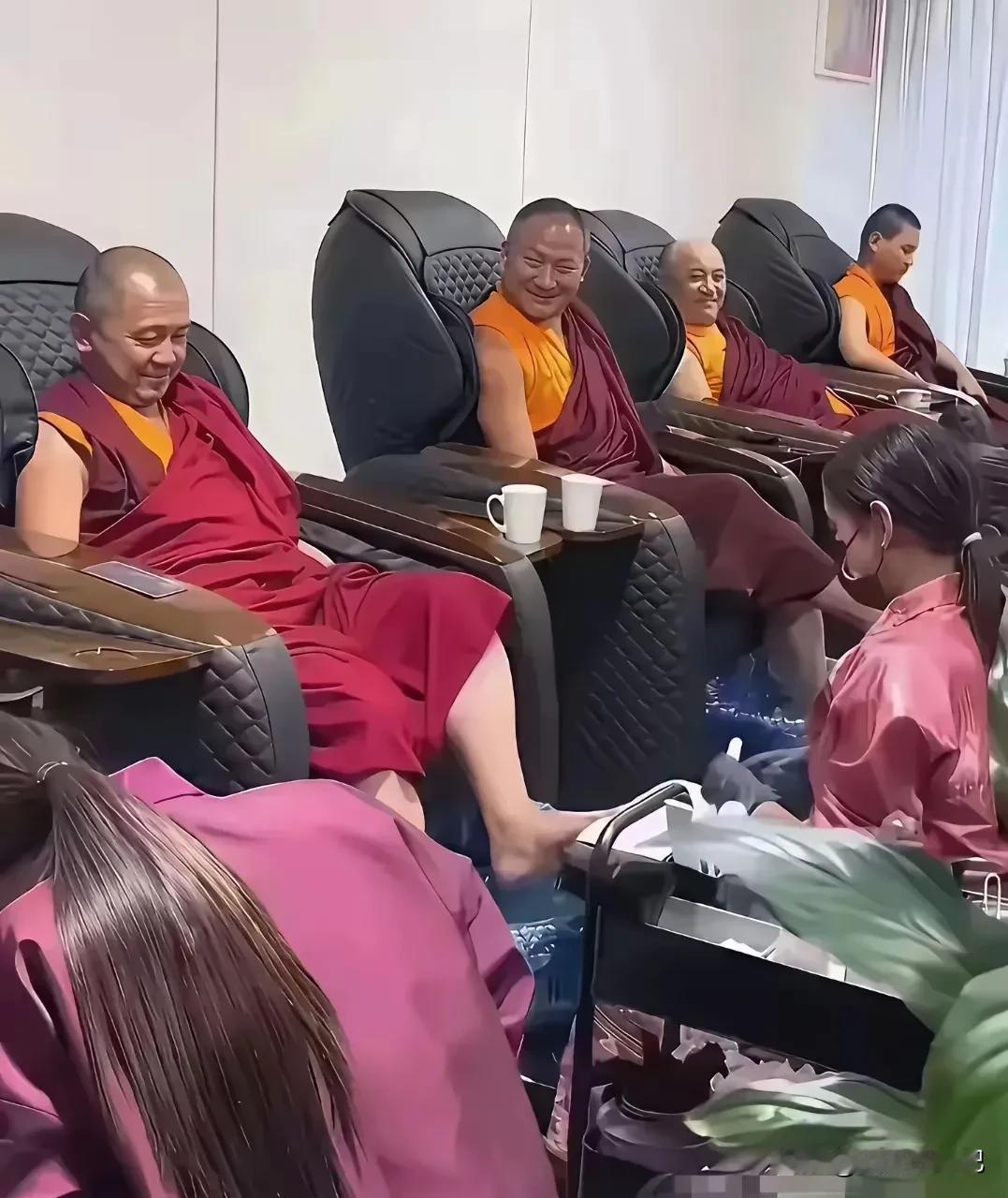 大家不要误会了，
其实这些享受的僧人，
不是我们国家的，
可以肯定的说是外国的，