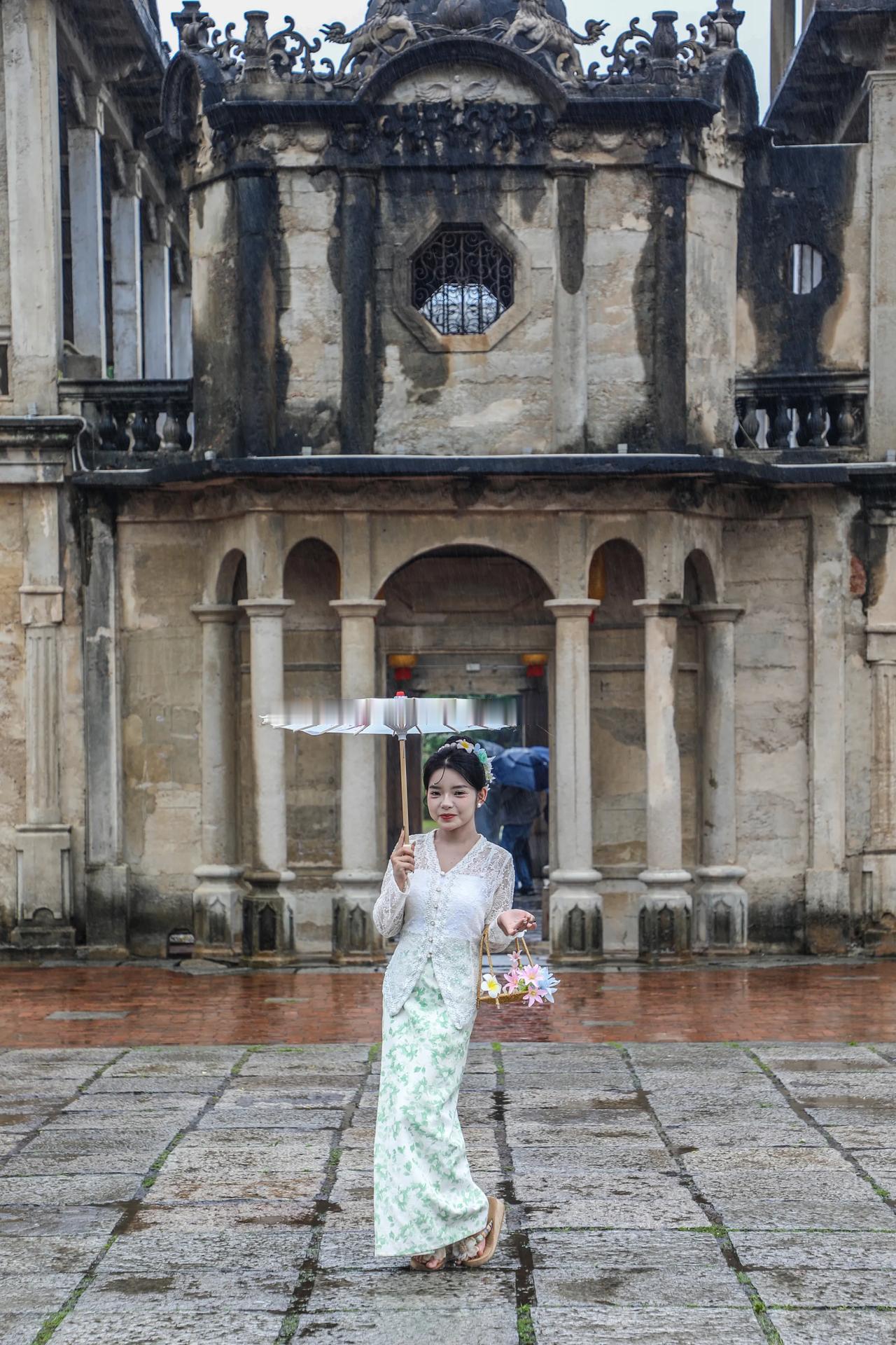 雨中漫步，古风古韵，一把纸伞，花束相伴。
古韵回眸 汉服与美景 
回眸古今 去的