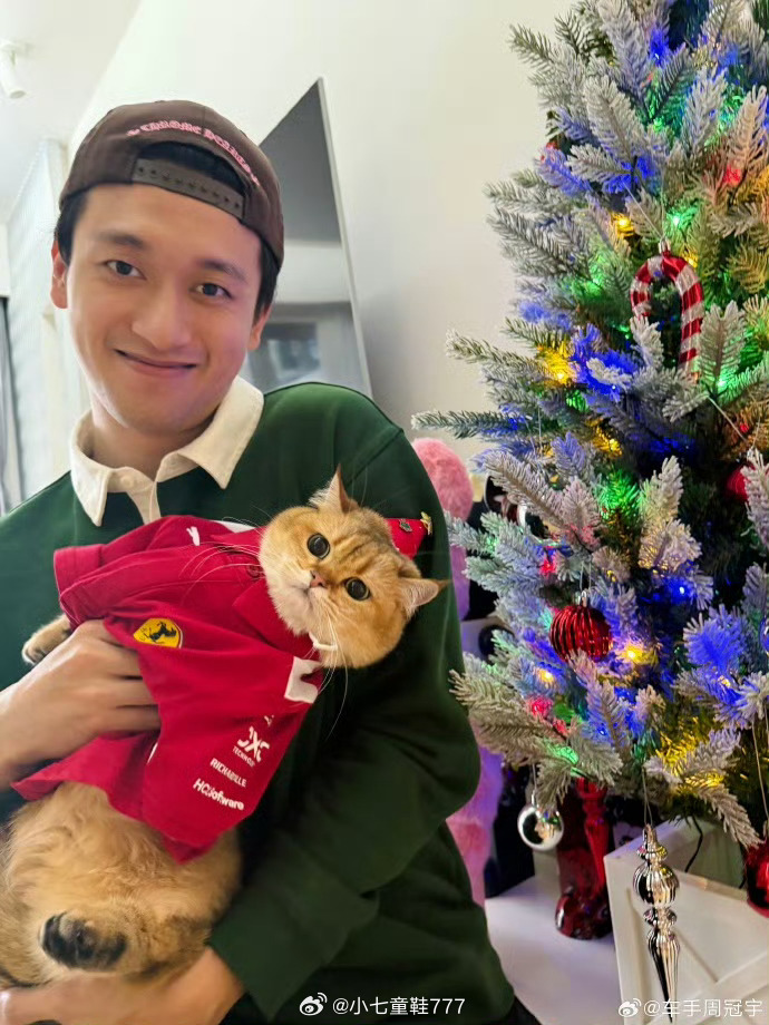 周冠宇完全猫奴来的上海格子旗嘉年华现场，周冠宇聊起自家猫咪“玉米粒”，那眼神和语