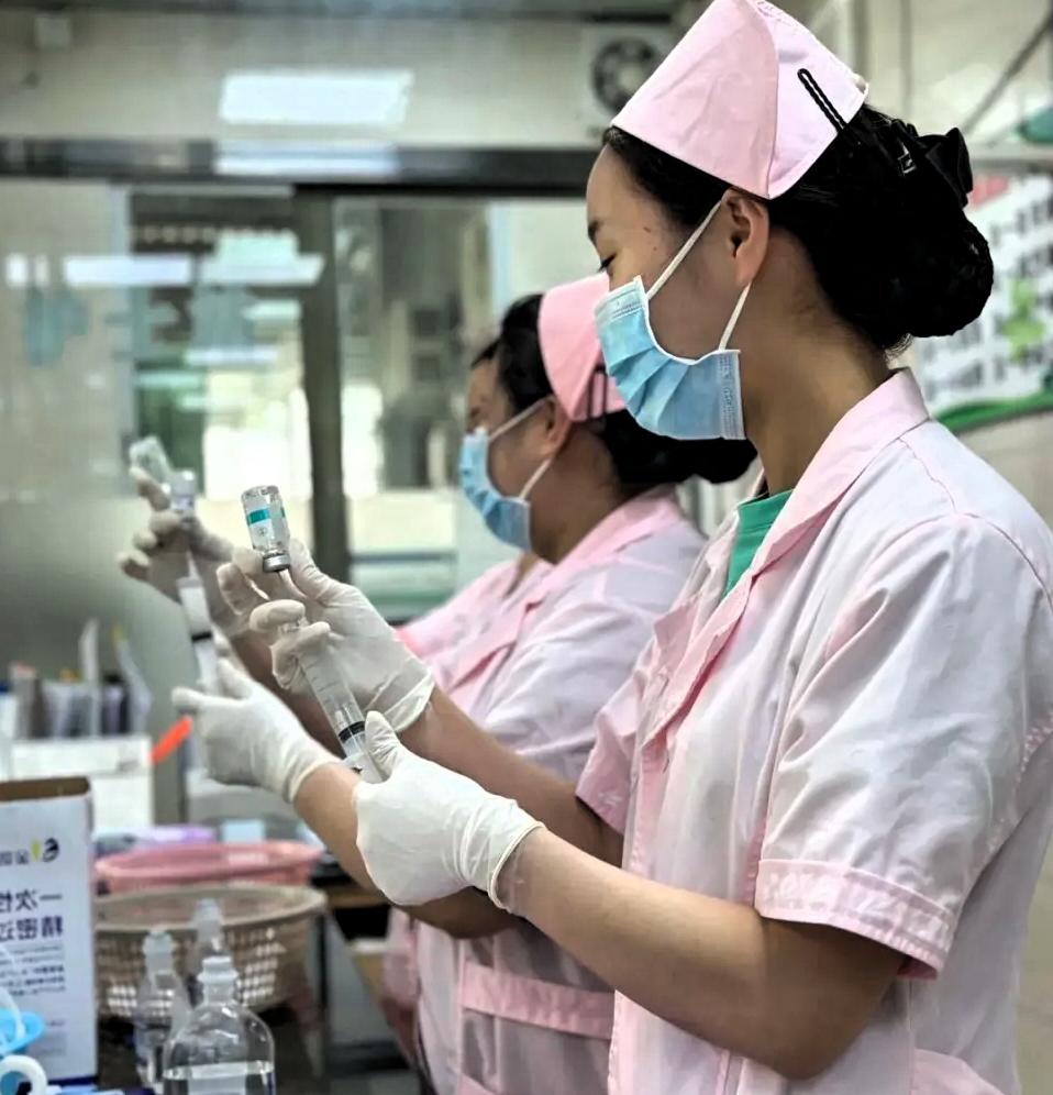 最近有位网友分享，自己住院时发现一个现象：医院里的医生护士，很多人留着自然发色，