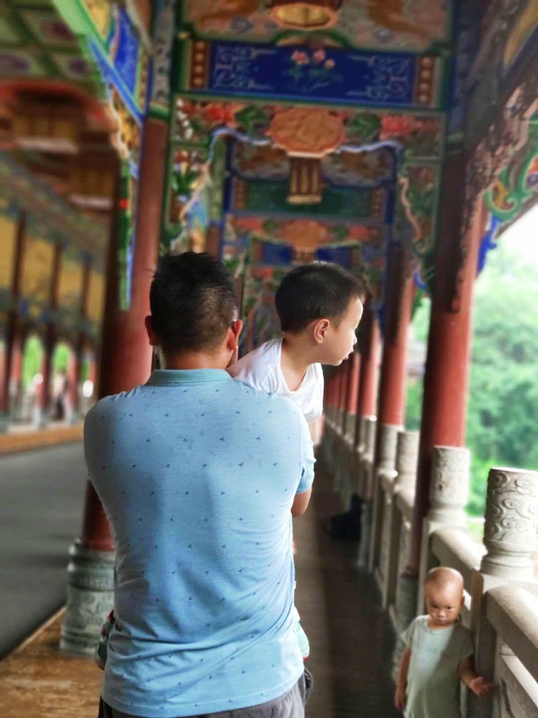 爸爸抱着你的时间很短，但托举你的日子很长。