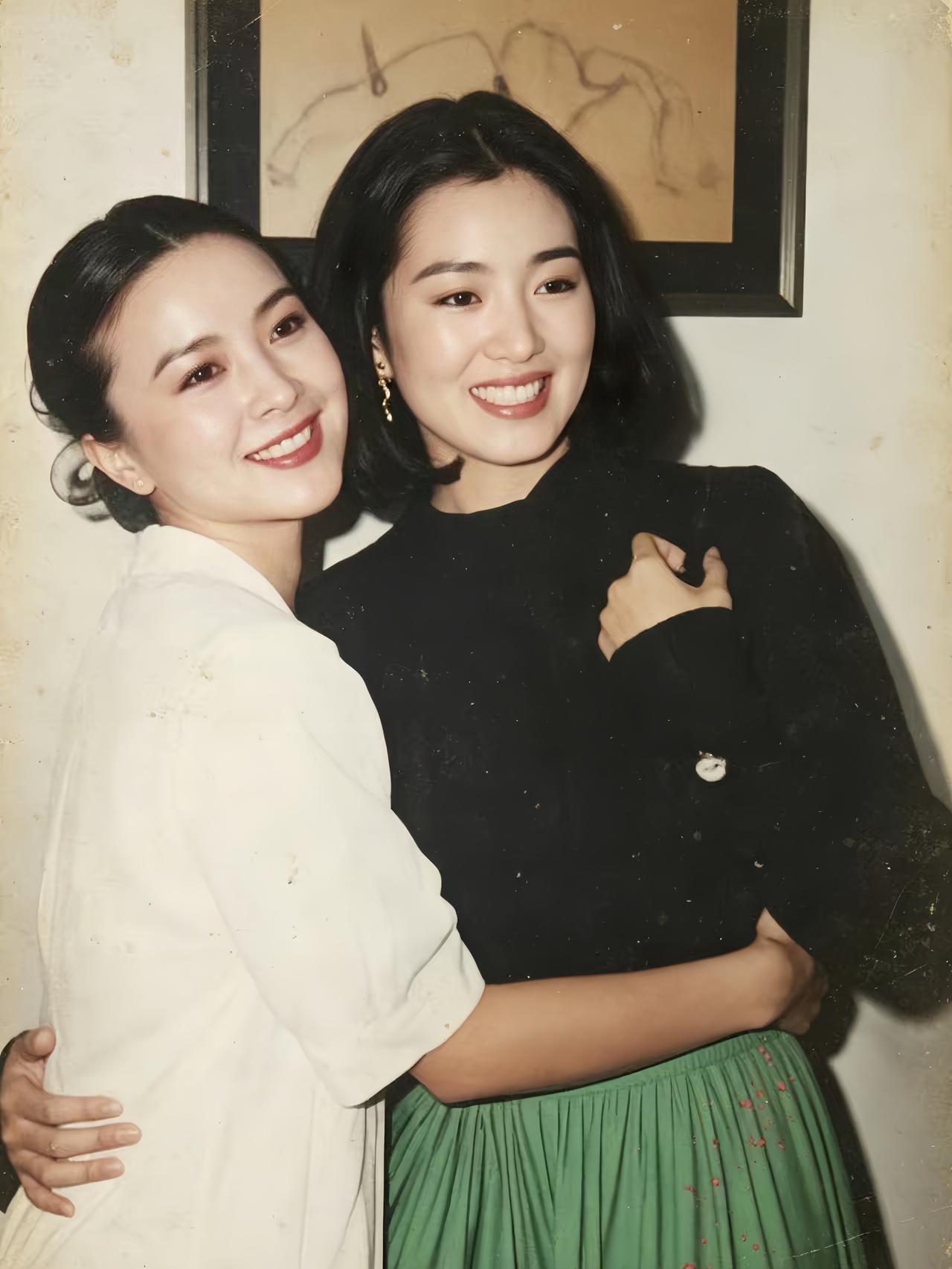 周洁巩俐昔日同框真美！[比心][比心][比心]
周洁美了美了！[赞][赞][赞]