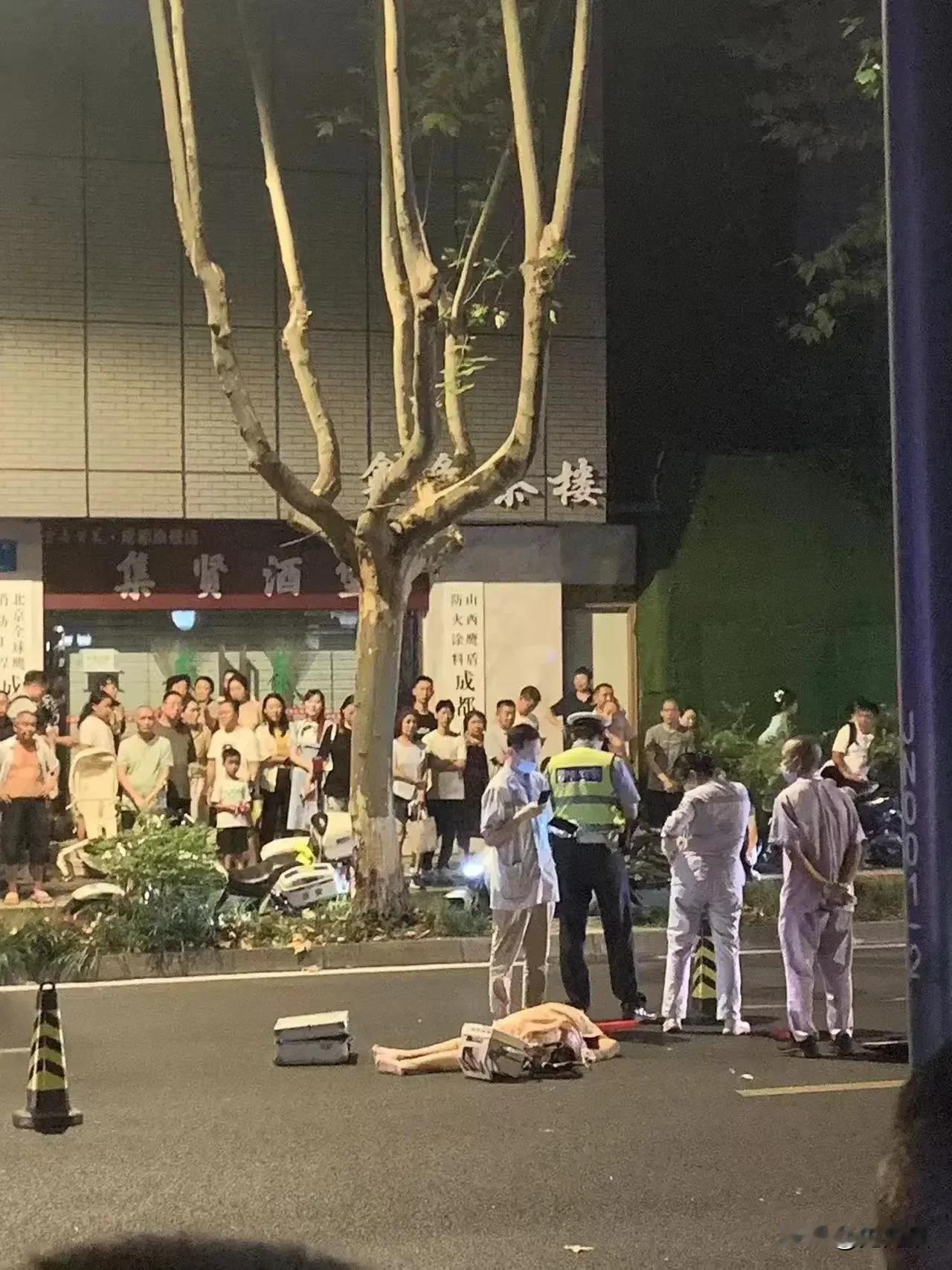 成都街头悲剧！交通事故现场一死一伤，年轻姑娘令人心痛

昨晚，在成都街头发生了一