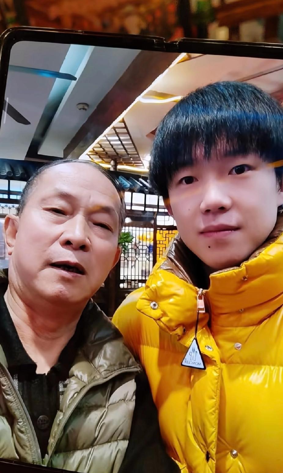 暖心同框！王楚钦与长辈合照尽显亲和力
 
刷到这张王楚钦的旧照太暖了！黄色羽绒服