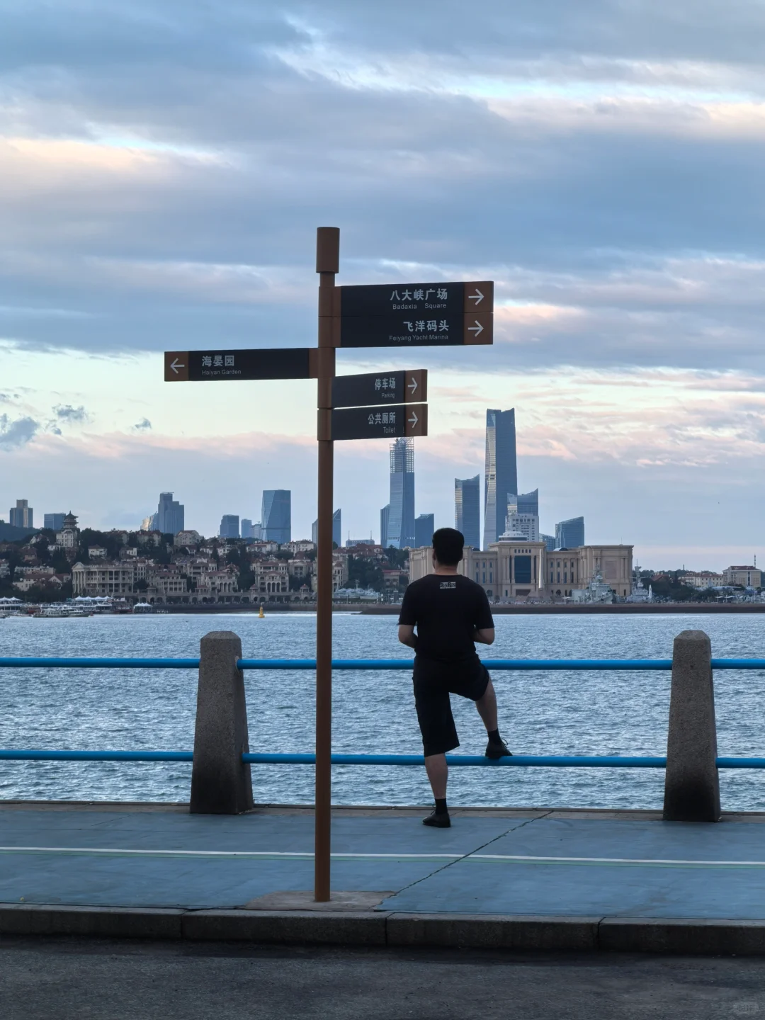 傍晚青岛栈桥很美的堆堆云☁