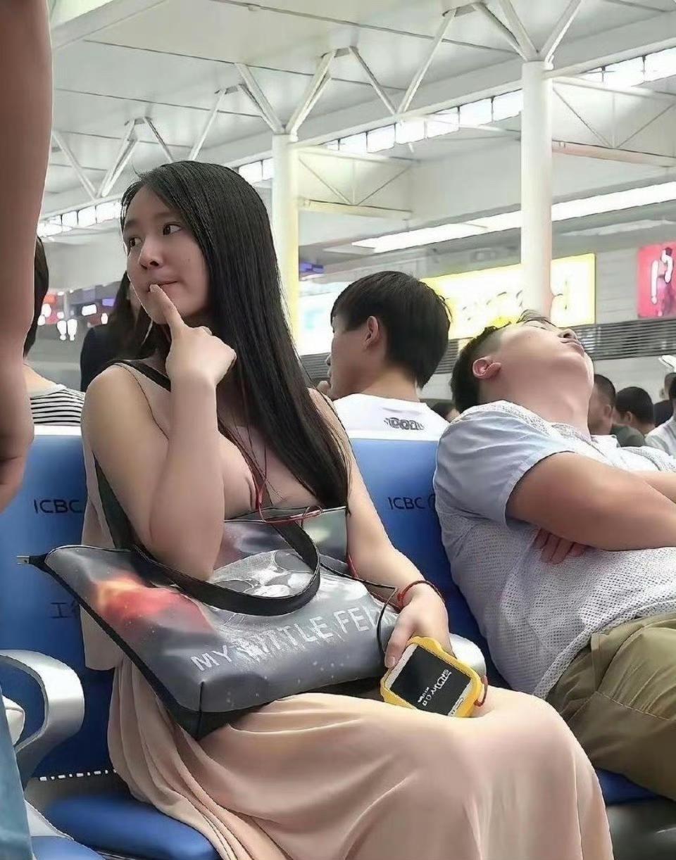 这大兄弟心真大啊，这也能睡得着。