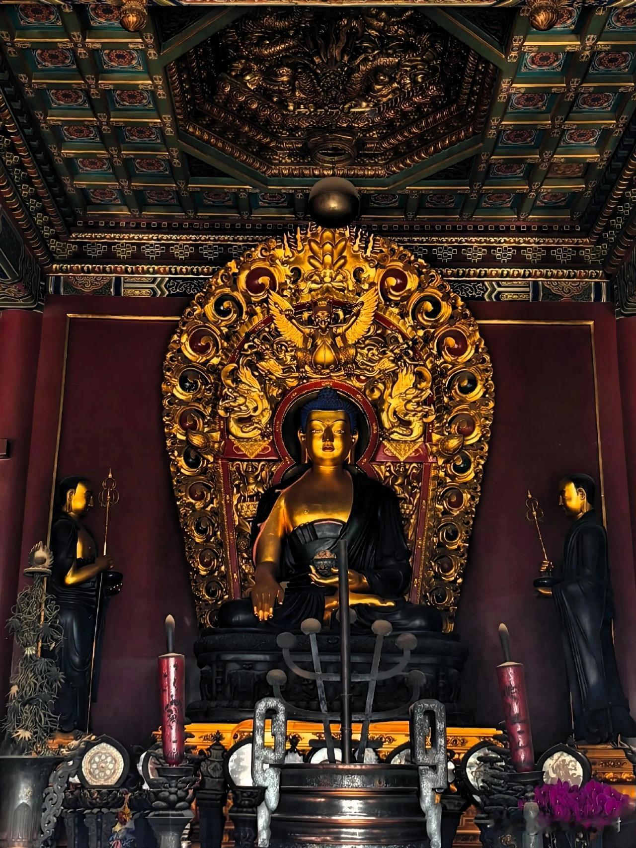 雍和宫这尊释迦牟尼圣像，见过的人都说心境瞬间沉静下来
 
踏入雍和宫大殿，目光一