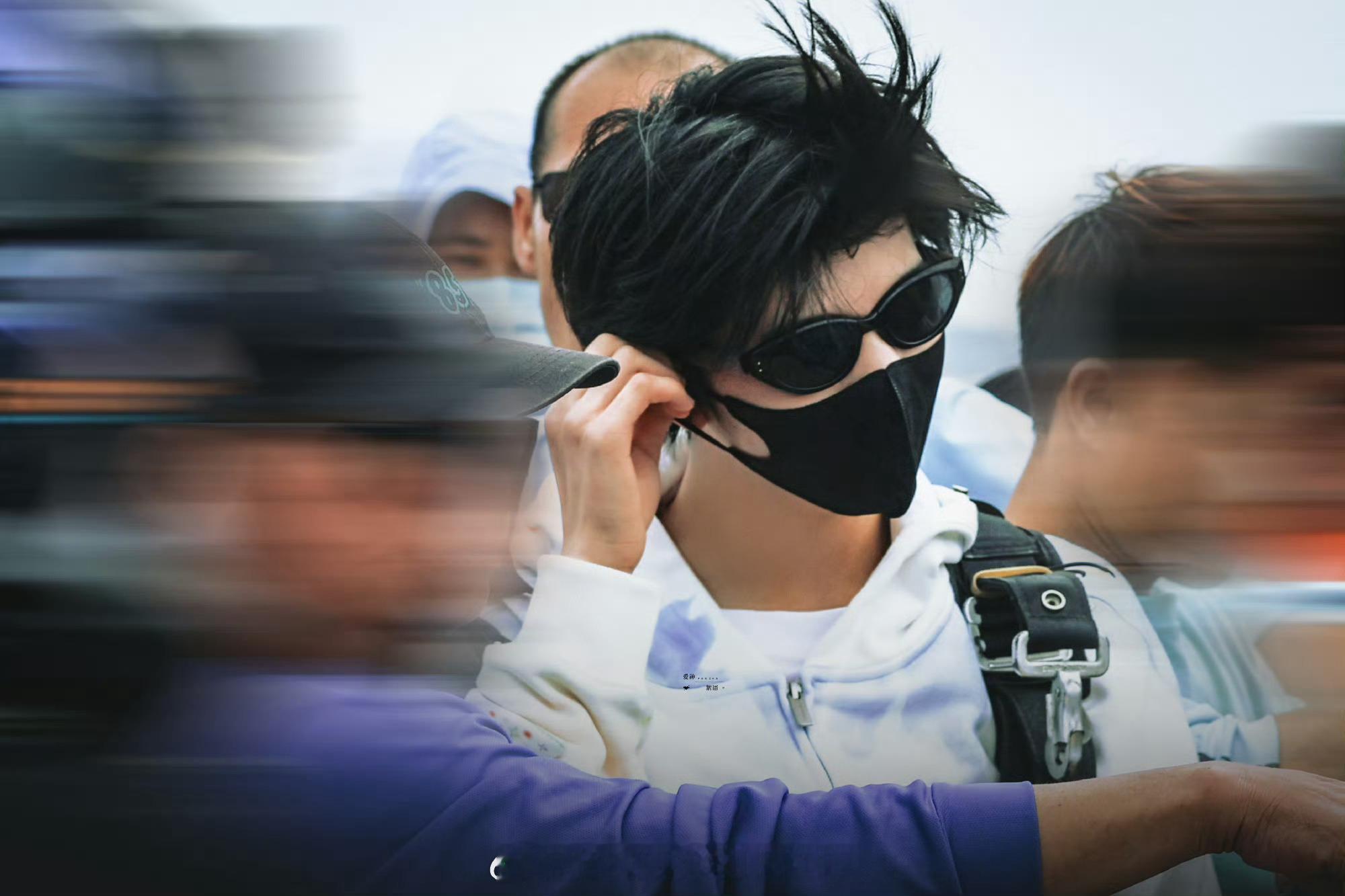 张函瑞露额头谁懂啊！张函瑞露额头真的帅到犯规，骨相太绝了请把露额头焊在脸上！清爽