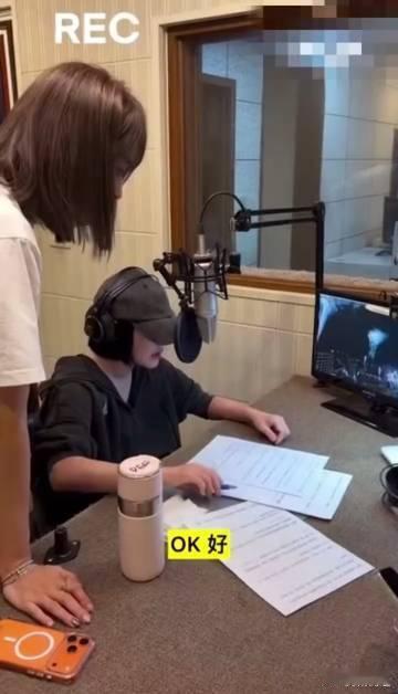 具俊晔陪小S录跨年宣传片具俊晔全程陪伴小S工作 从过往羁绊到如今相守！具俊晔全程