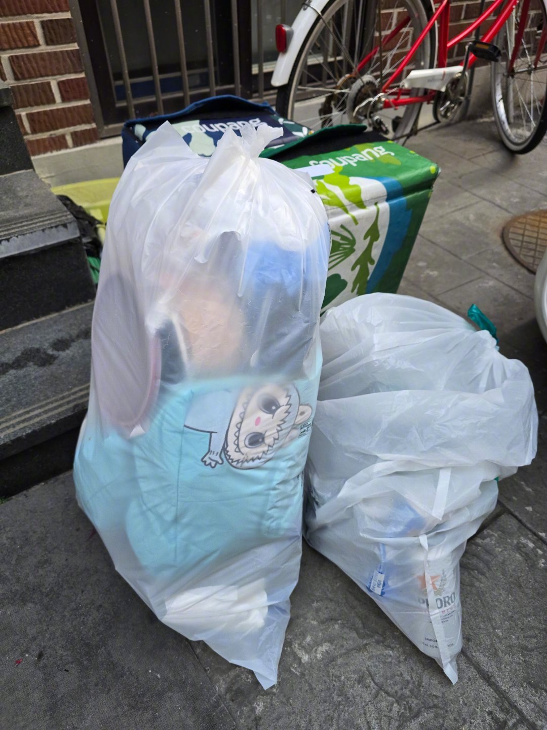 一个被扔掉的Labubu……