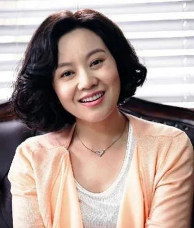 一次，主持人问闫妮:“生活中对于理财方面，你是不是更糊涂了？”闫妮苦恼地说:“我
