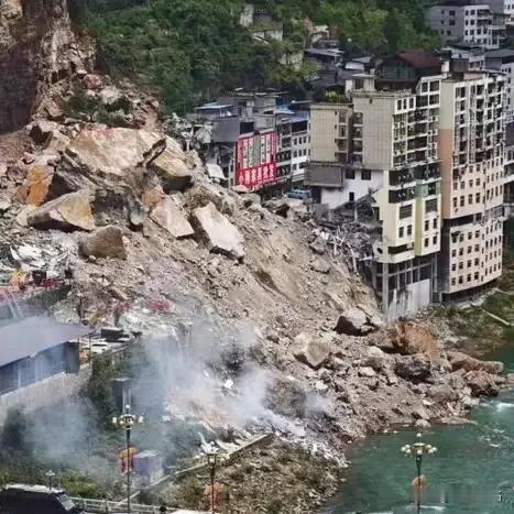 这次令人痛心的彭水塌方事故发生后，很多人说就不应该把房子建在那！谁想把房子建山上