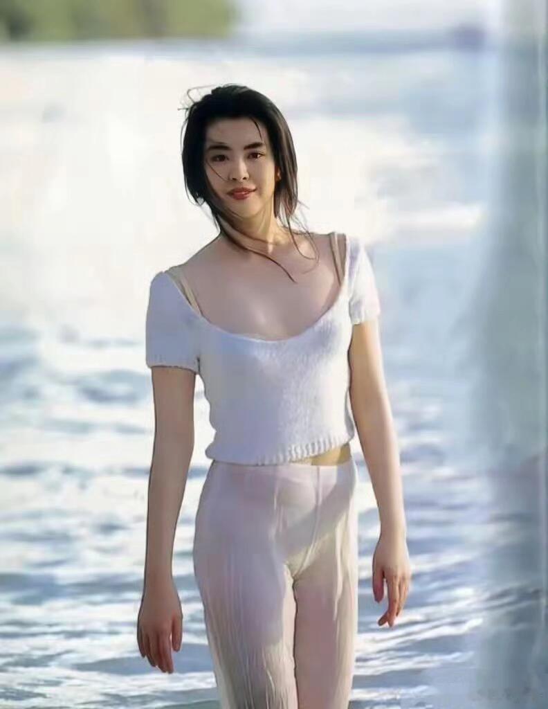1996年，29岁的王祖贤在海边的留影旧照 