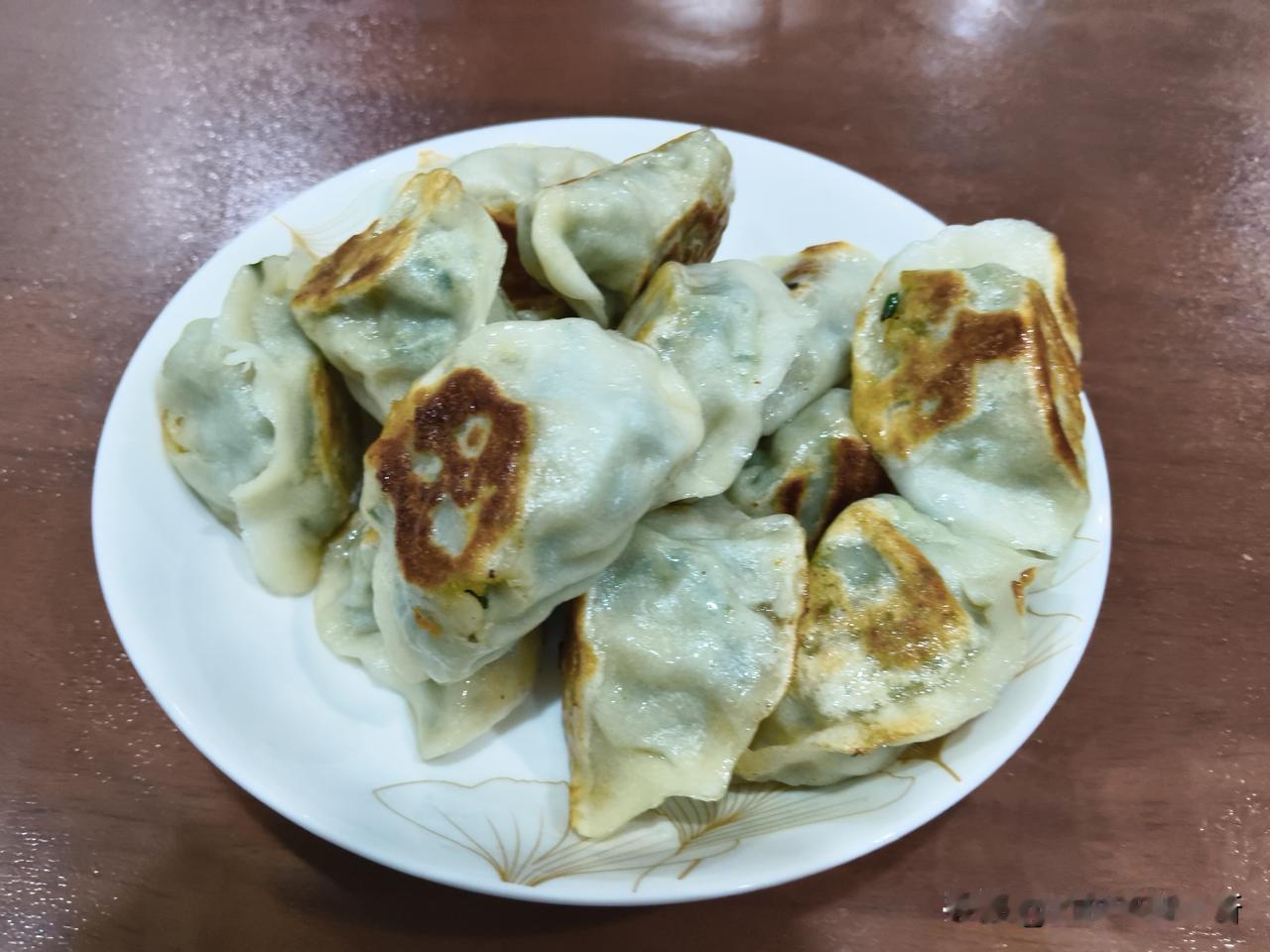今天下午培训，上午在家休息，能吃一顿惬意的早餐。

按原来的想法，要做个酸汤饺子