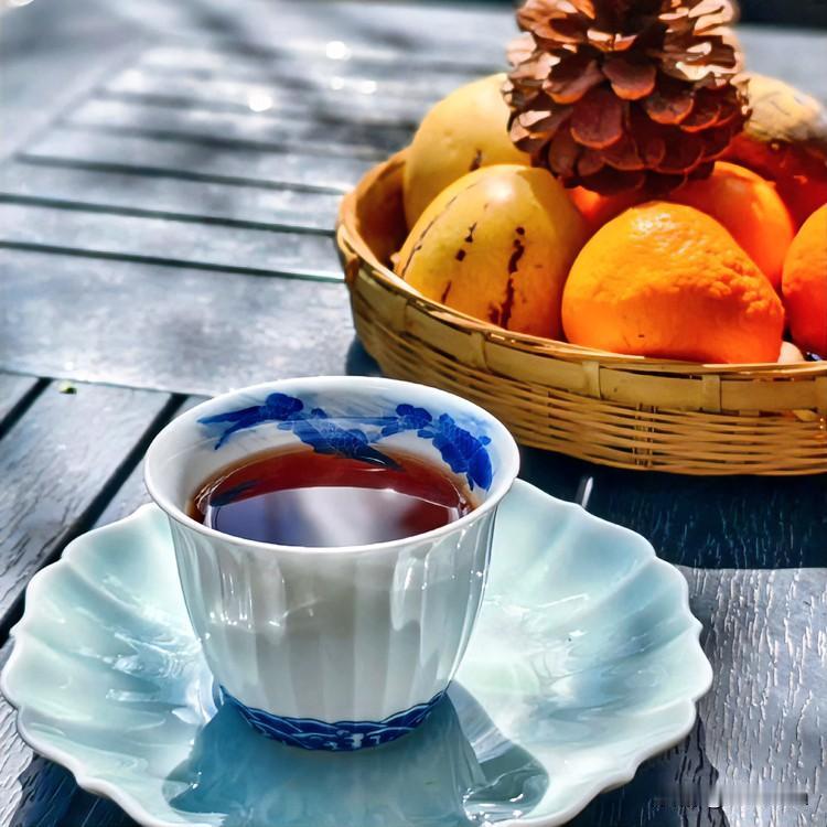 《茶魂淬炼·古风体》
铜壶如鼎沸汤狂，新芽怯水意彷徨。
世人岂识真滋味？岁月方成