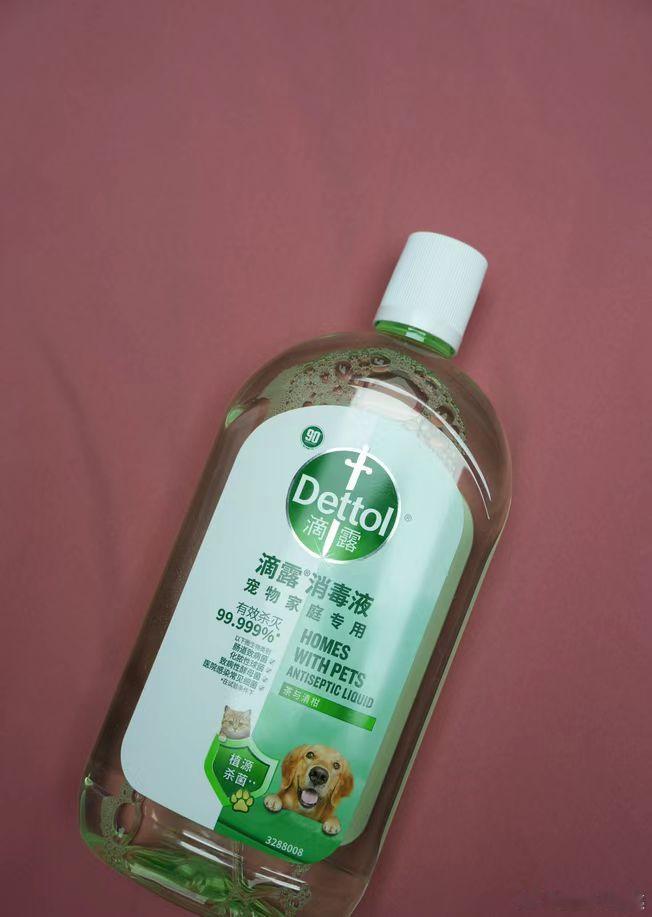 窗帘宠物毛发！滴露清洁去味一步到位一到换季，窗帘上就沾满了宠物的毛发和体味，吸尘