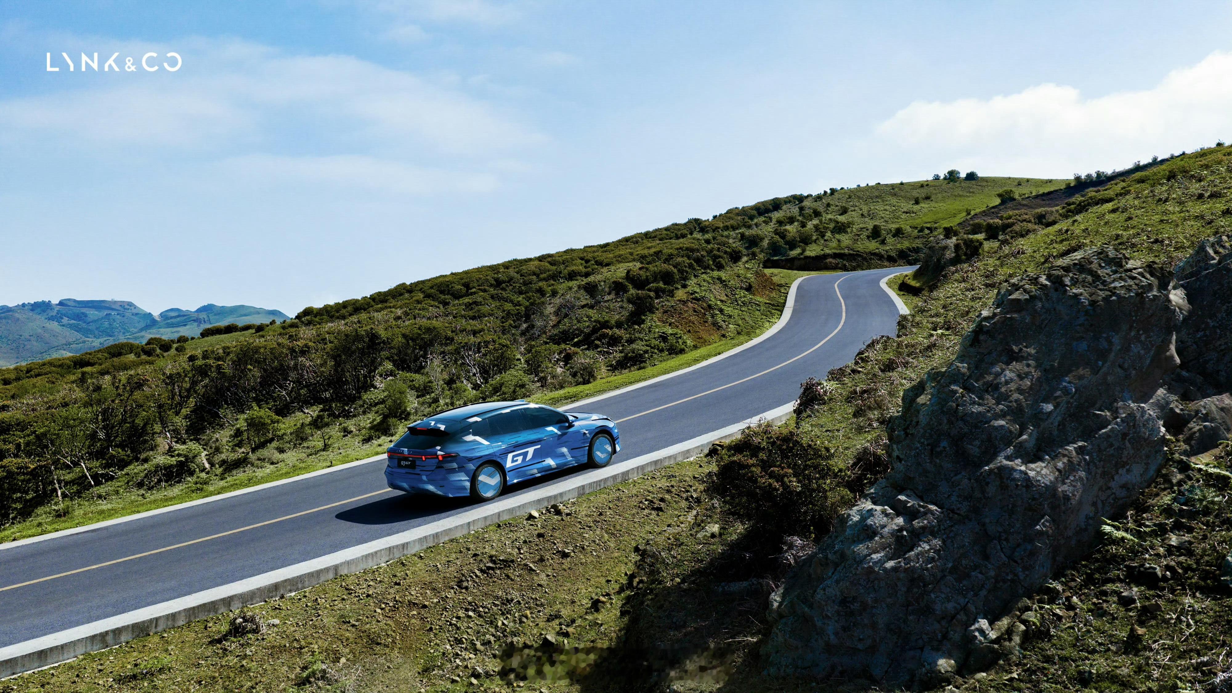 领克07GT在贵州晴隆二十四道拐进行测试的新图释出，这姿态诗和远方都承载了，期待