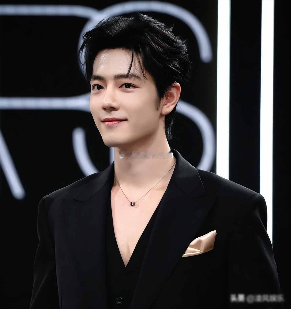 央视官宣肖战主演的《小城良方》登陆央视黄金档，他为角色提前去医院实习、研读医书。