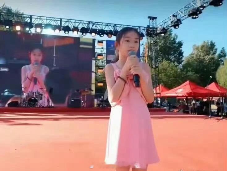 戚薇女儿Luvky转眼长成大姑娘啦 时间好快啊 