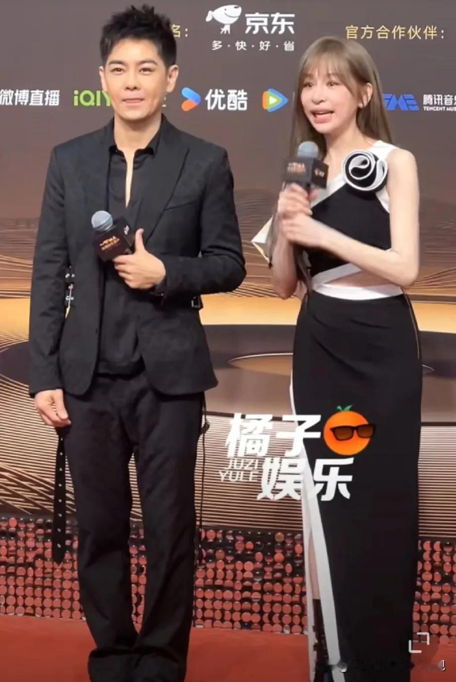 王心凌和林志颖同框了！两人都是一代人的青春啊！
一起对着镜头比心，林志颖还是老的