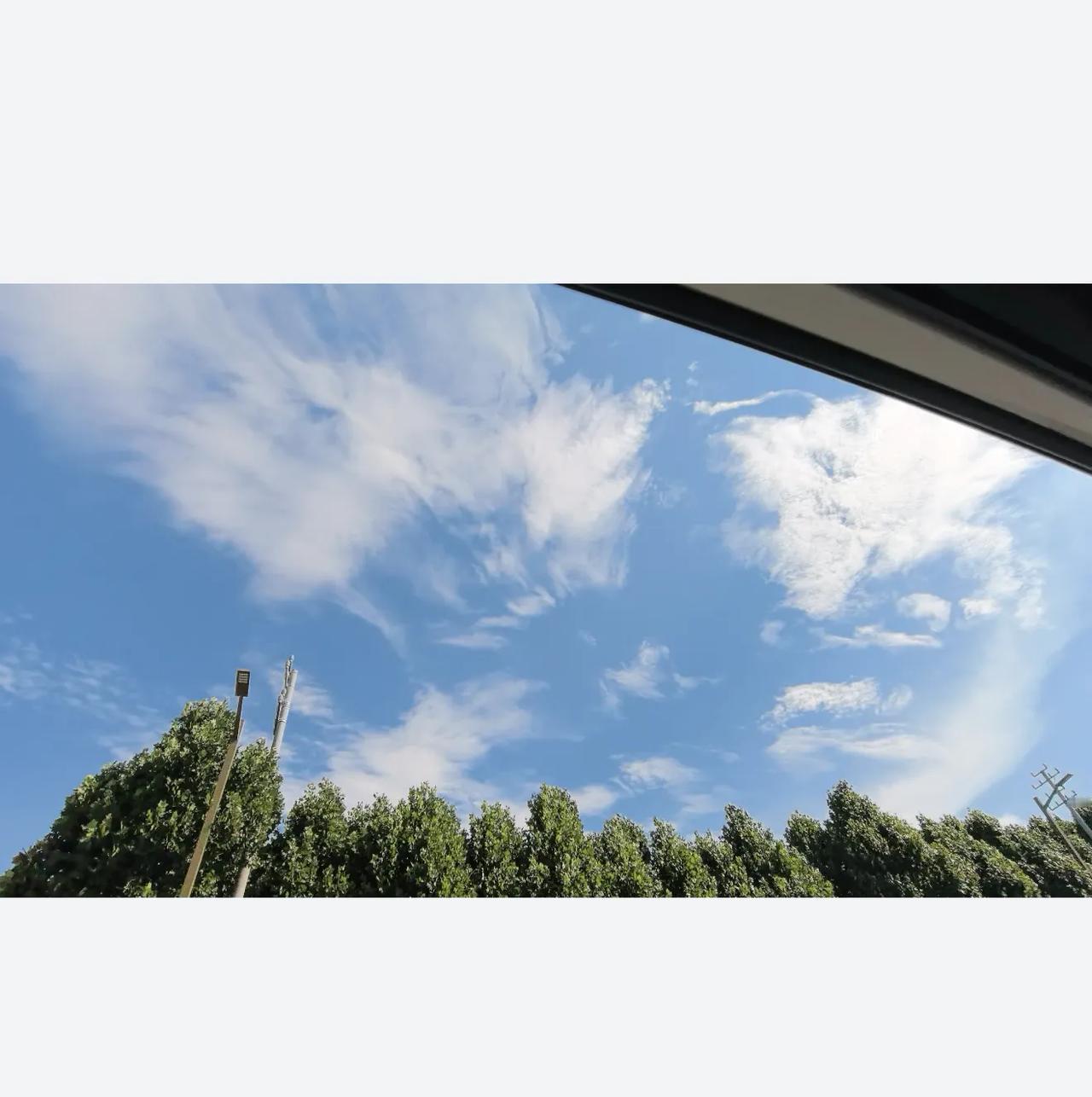 蓝天白云，微风习习，家人陪伴在旁，日子温柔。