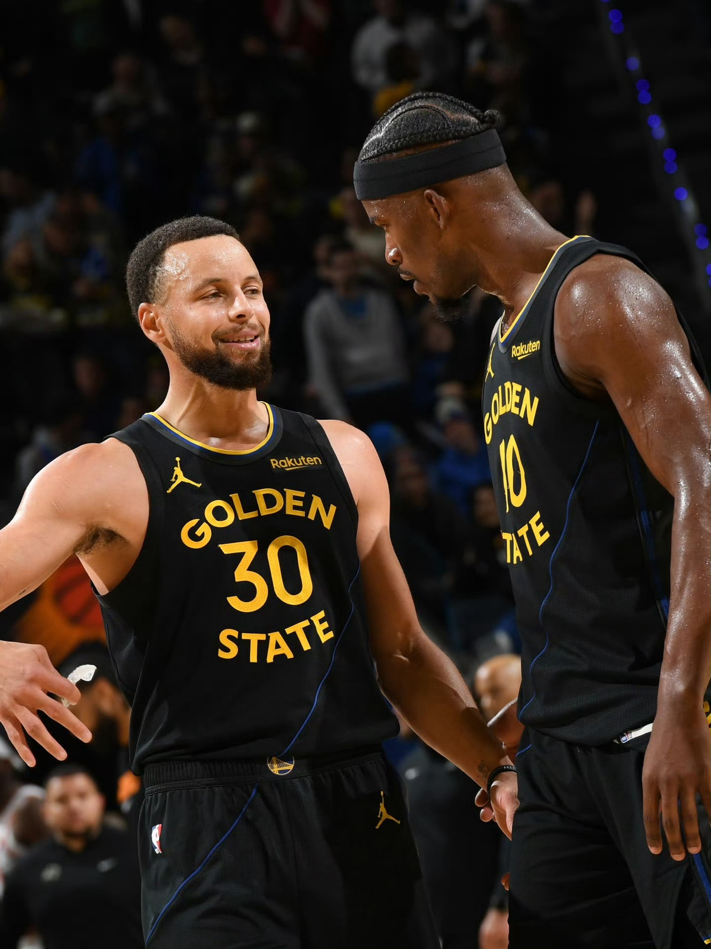 勇士官方社媒WarriorsPR：巴特勒在今天早些时候在洛杉矶成功接受了手术，吉