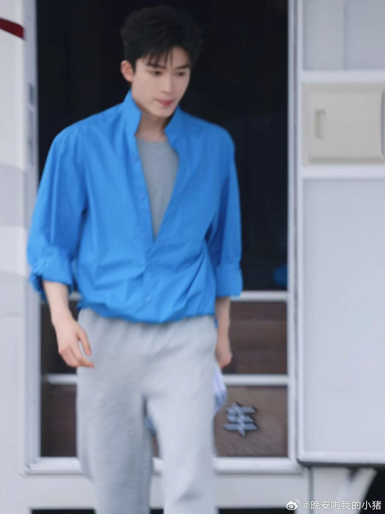 王星越告白紧身黑T造型，清纯男大秒变腹黑🥵🥵 