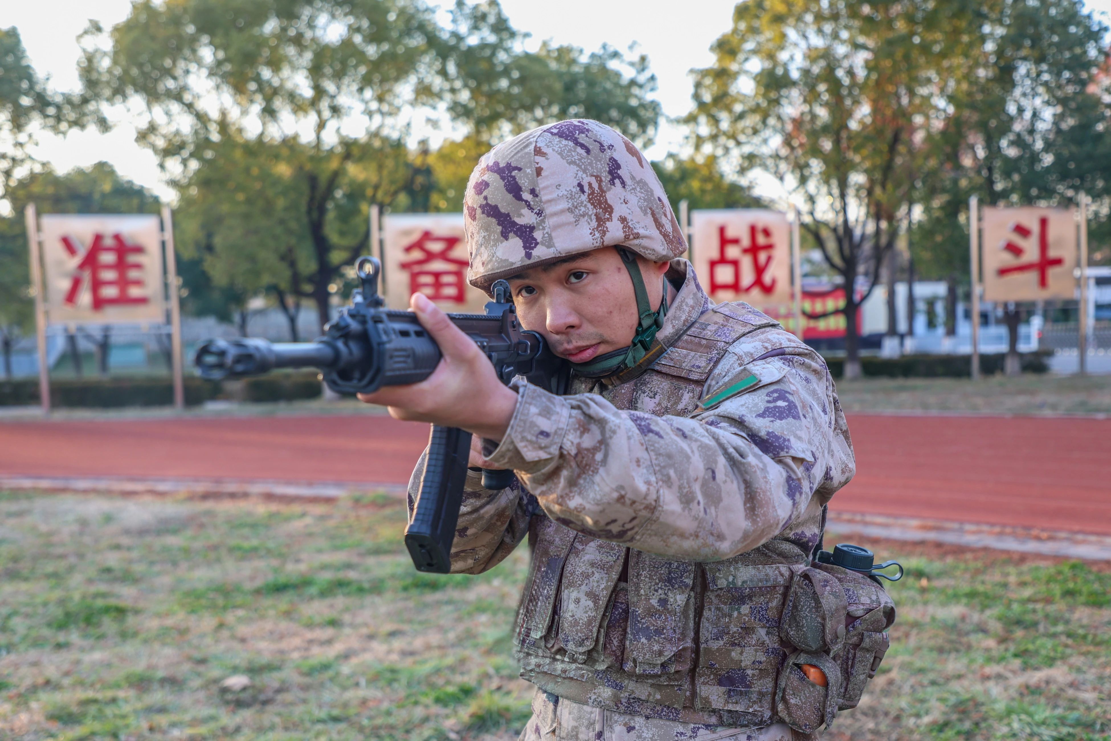 东部战区陆军某旅新排长年之剑，当战士时，参加集团军预提指挥军士集训斩获第一名，参