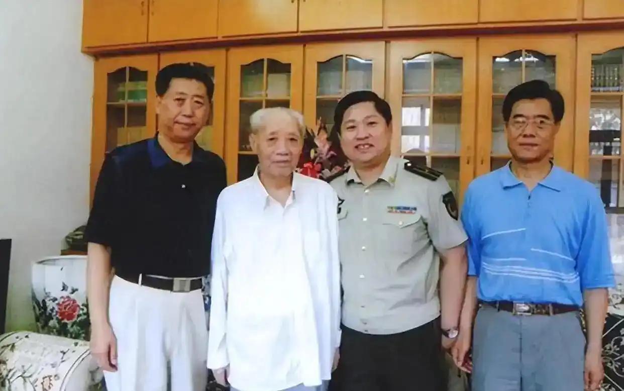 汪东兴晚年，辞去副主席一职，面对挽留他毅然回应9个字
1980年2月，汪东兴宣布