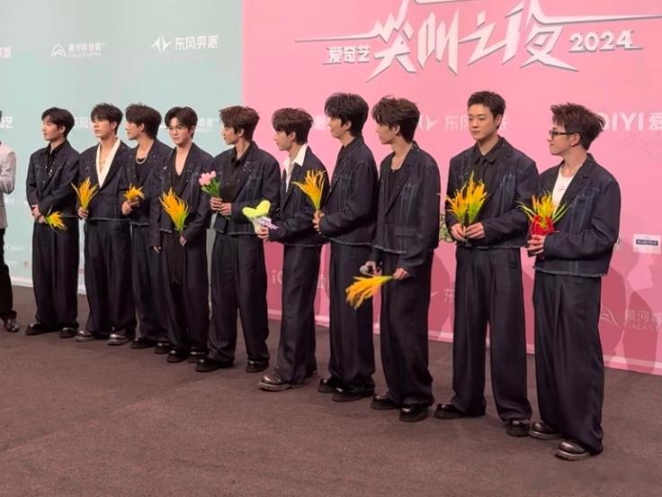 十个勤天全员牛仔西装造型  十个勤天尖叫之夜红毯1年前vs1年后 太好了！红了就