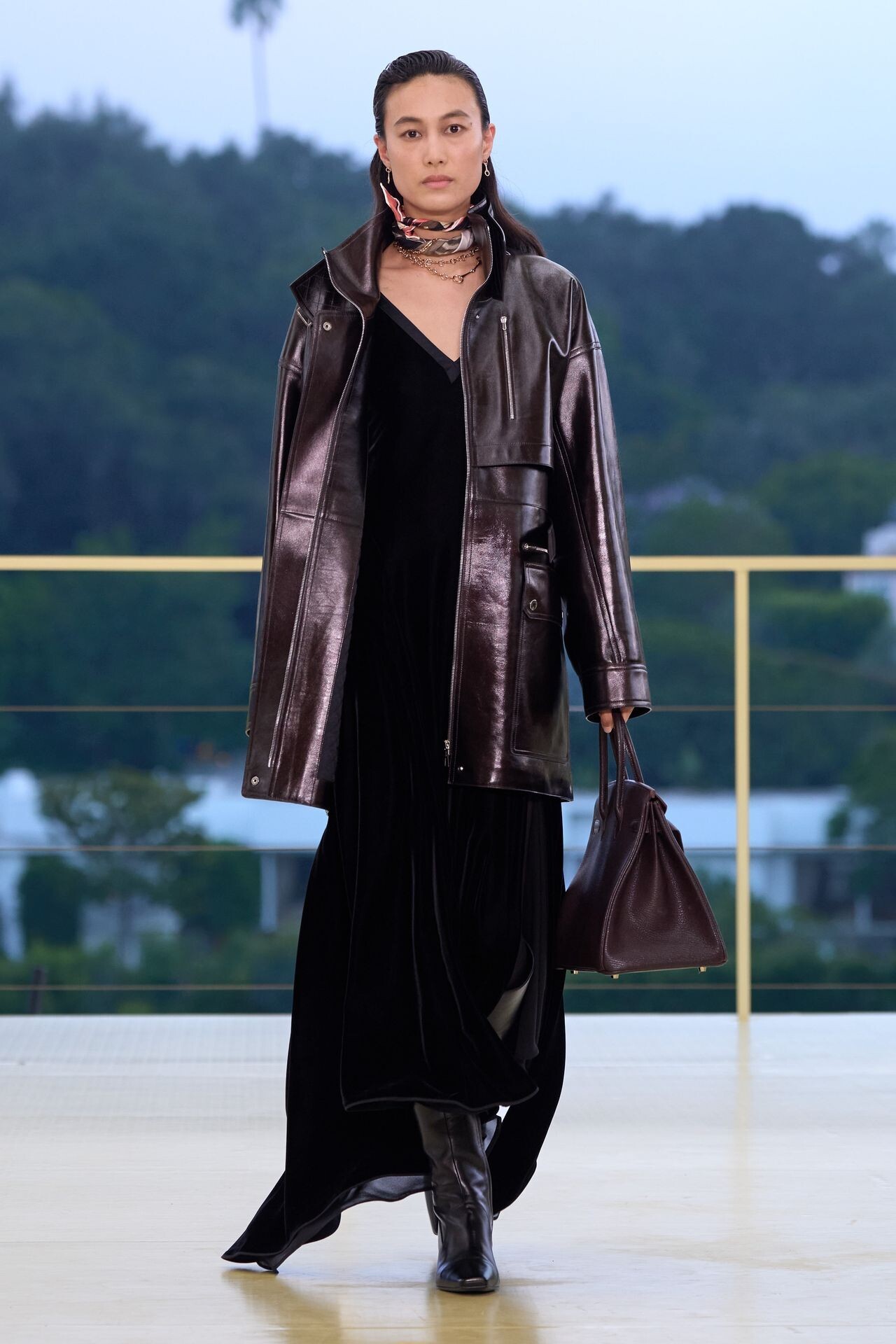 鲜少亮相T台的秦舒培助阵HERMÈS RESORT 2027 LA大秀 