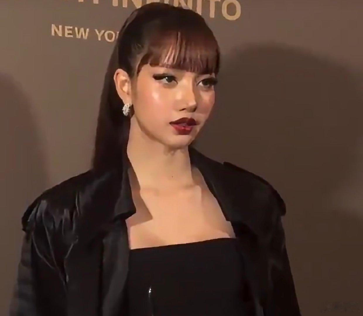lisa这个鼻子lisa的鼻子 lisa这个鼻子，看着有点奇怪啊 ​​​