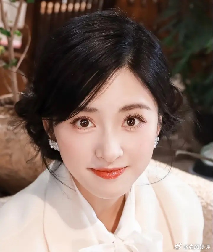 1.迪丽热巴这两年心态稍微好一点，不会再因舆论打压就生闷气，反而紧紧的抓住每个能