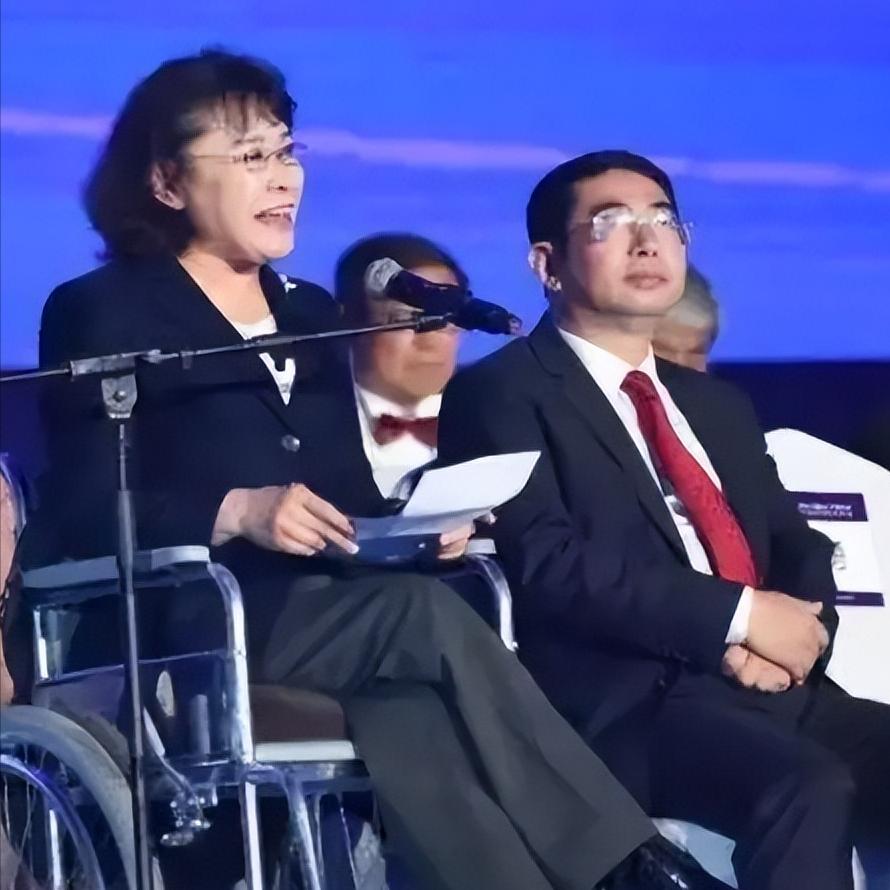作家，张海迪，父亲是文联的一名干部，家里住三层小楼，六岁之前，过的无忧无虑，蹦蹦