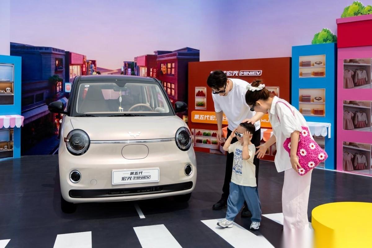 入门代步车市场卷了6年，为什么还是宏光MINIEV站在C位？
入门纯电代步车赛道