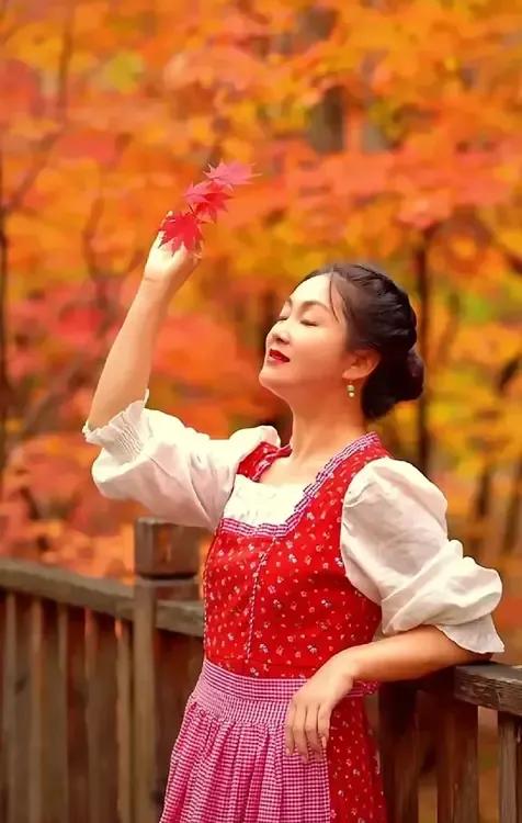 秋叶随风舞，红袖拂芳心。#人像摄影# #秋叶倩影# #风摇秋叶美# #秋叶伊人#