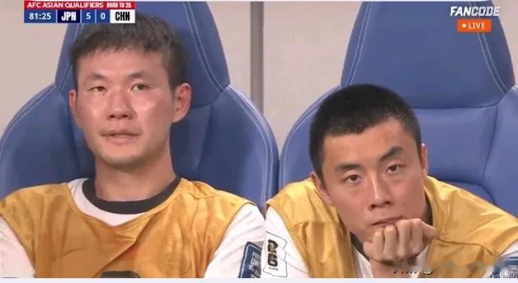 #国足0-7日本队 防守被彻底打穿# 国足落后5球时镜头给到了中国队的替补席……