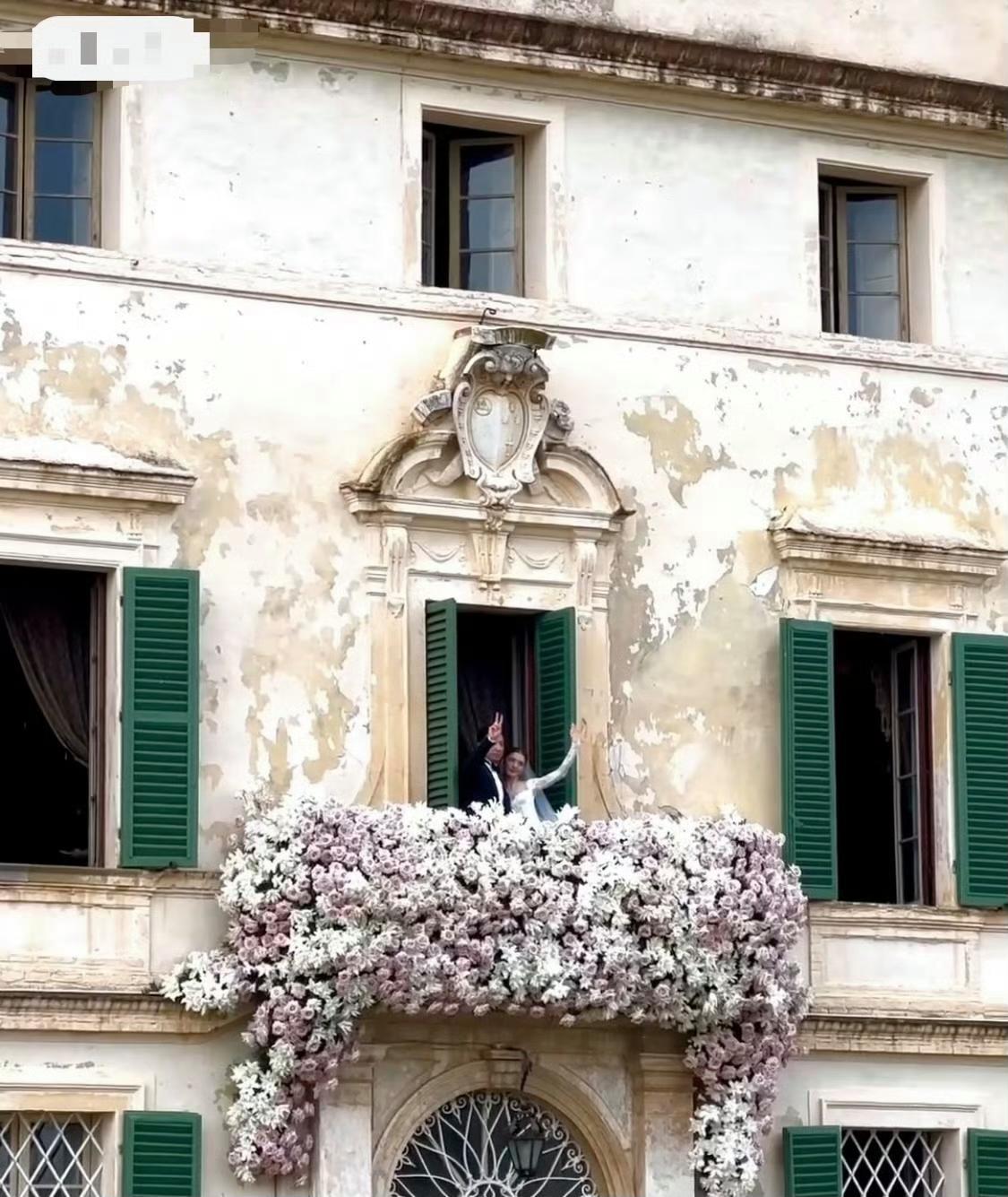 吴千语和施伯雄怎么想的，找了一个这么破旧的地方拍结婚照。 ​​​