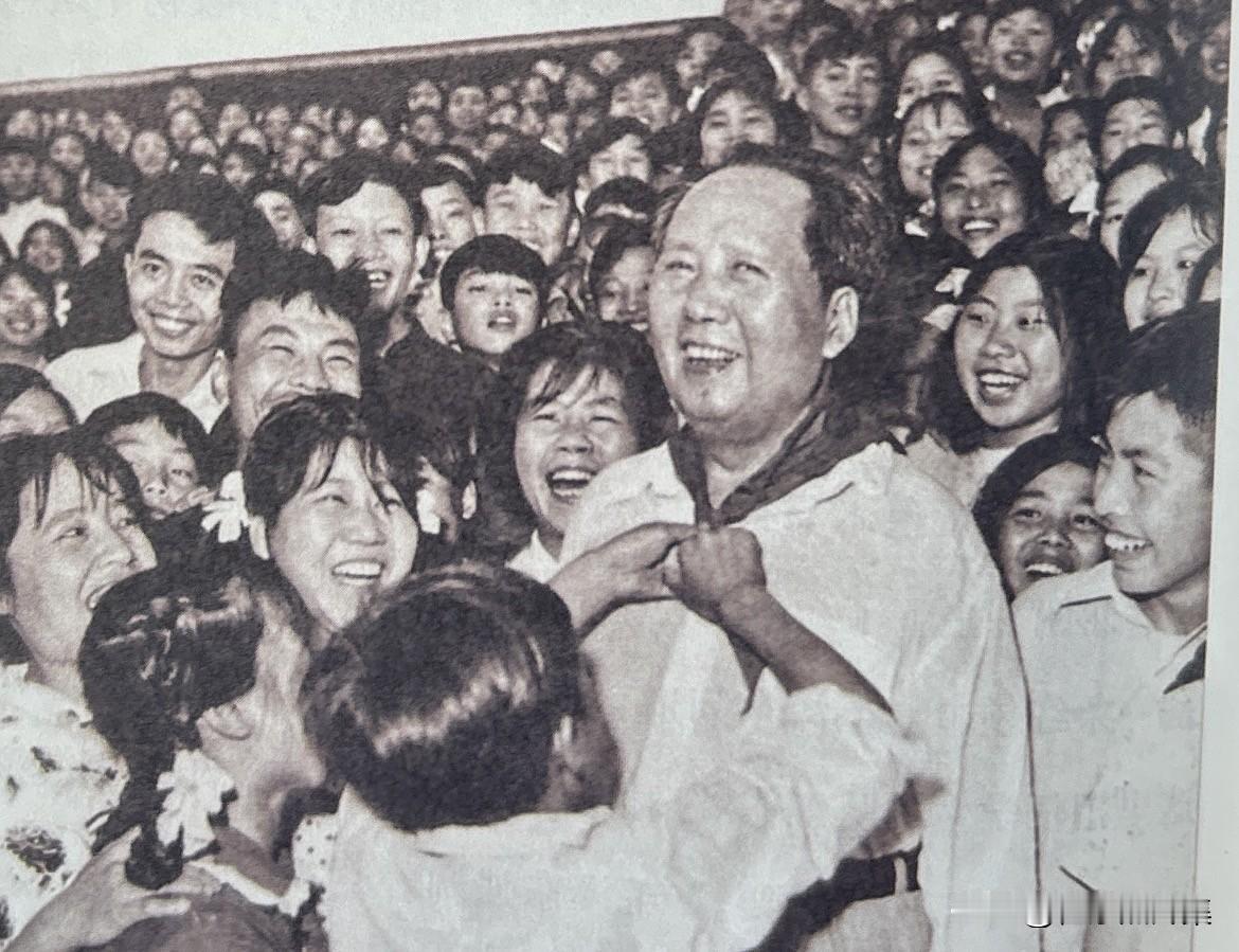 1959年6月25日至26日，毛泽东主席回到阔别32年的故乡湖南韶山，视察当地学