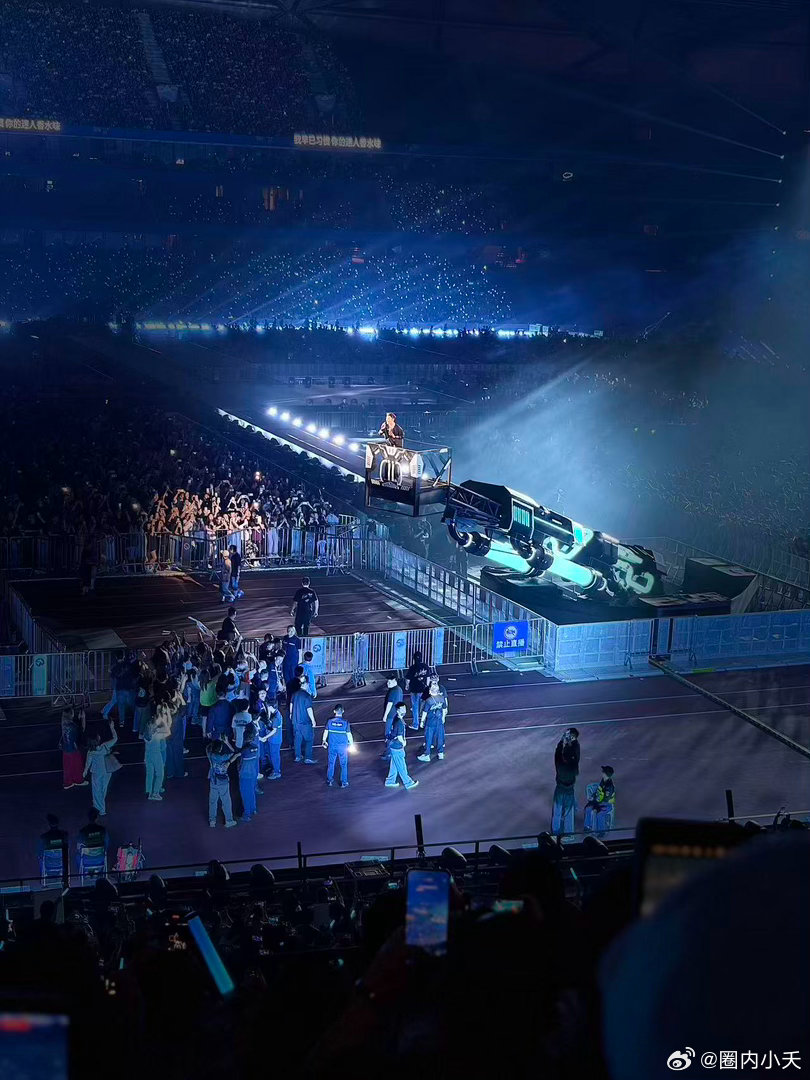 谢霆锋朋友圈步数第一 演唱会结束，别人在发歌单，谢霆锋在发步数截图。配文：今晚表