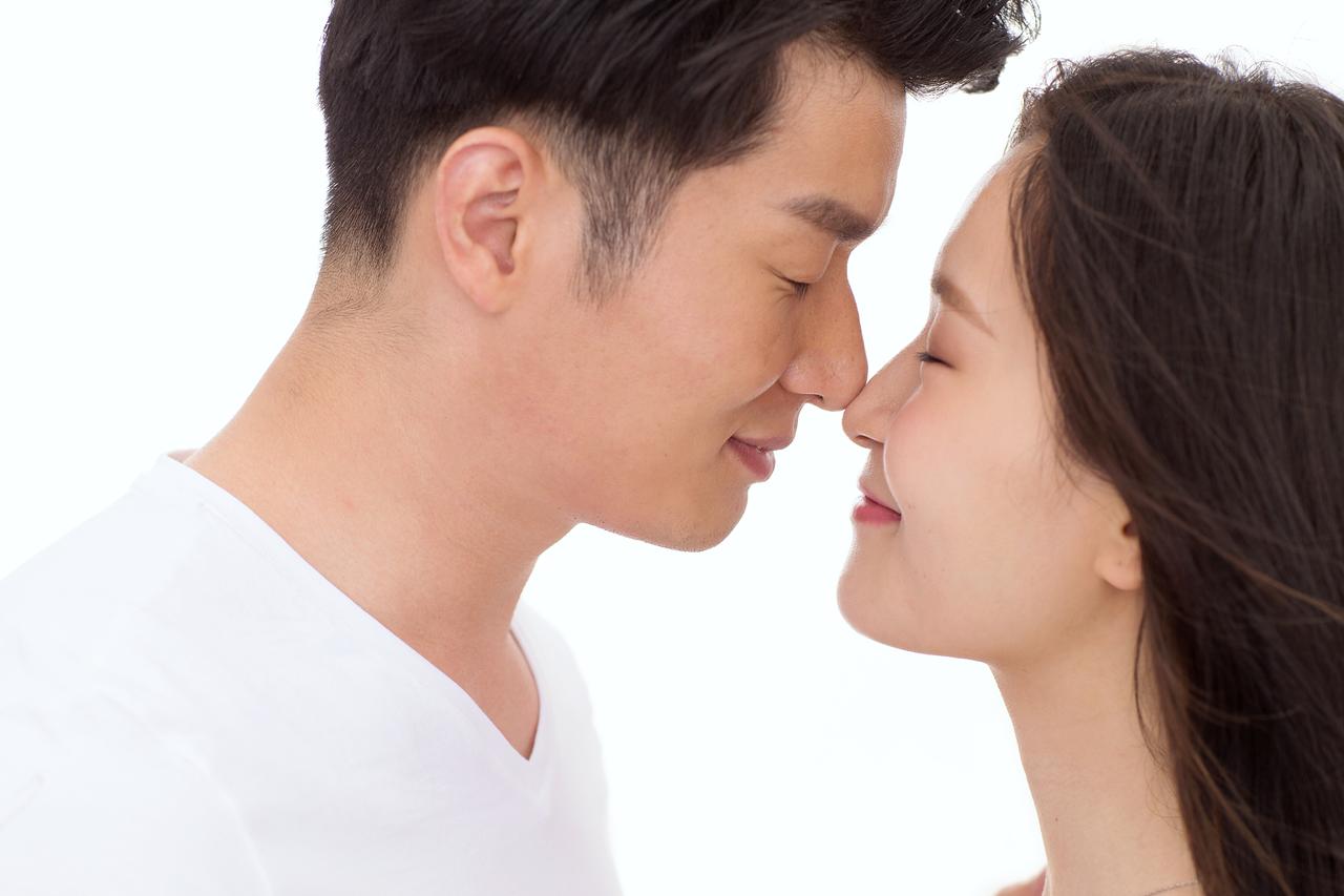 办公室里的几个女人凑在一起叽叽喳喳、嘻嘻哈哈，八卦夫妻之间有没有亲吻的闲话。
 