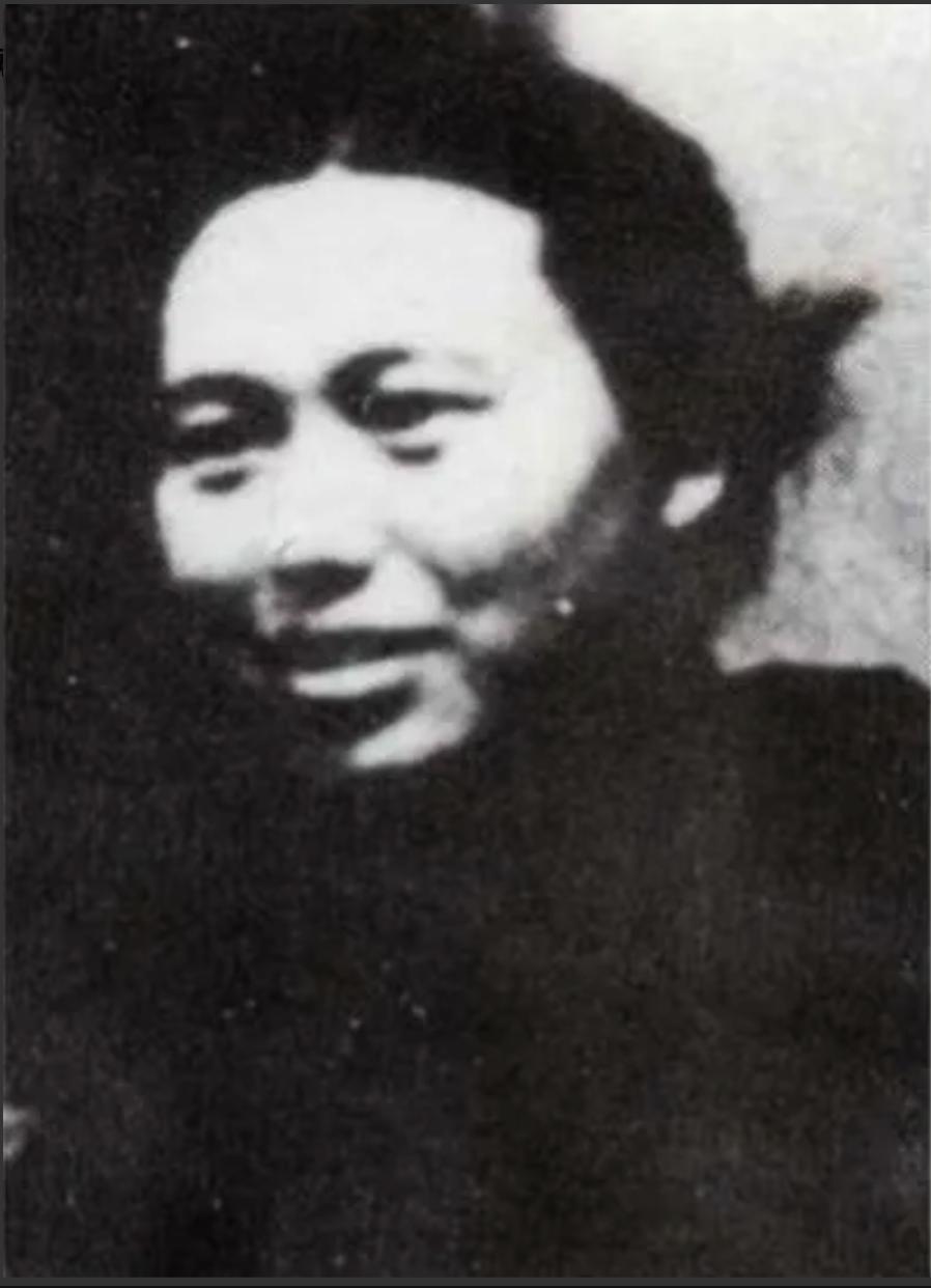 1933年，16岁的李开芬被活埋，这时，政治部主任张琴秋骑马冲了过来，高喊：“她