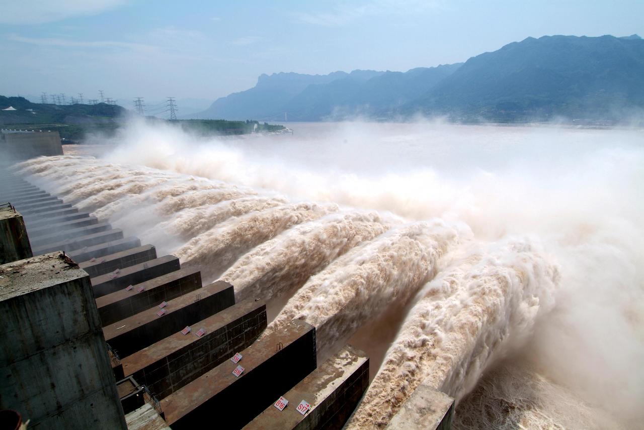 要把三峡大坝的水“放光”（即完全排空），在工程上是一个极其复杂且理论上极难实现的
