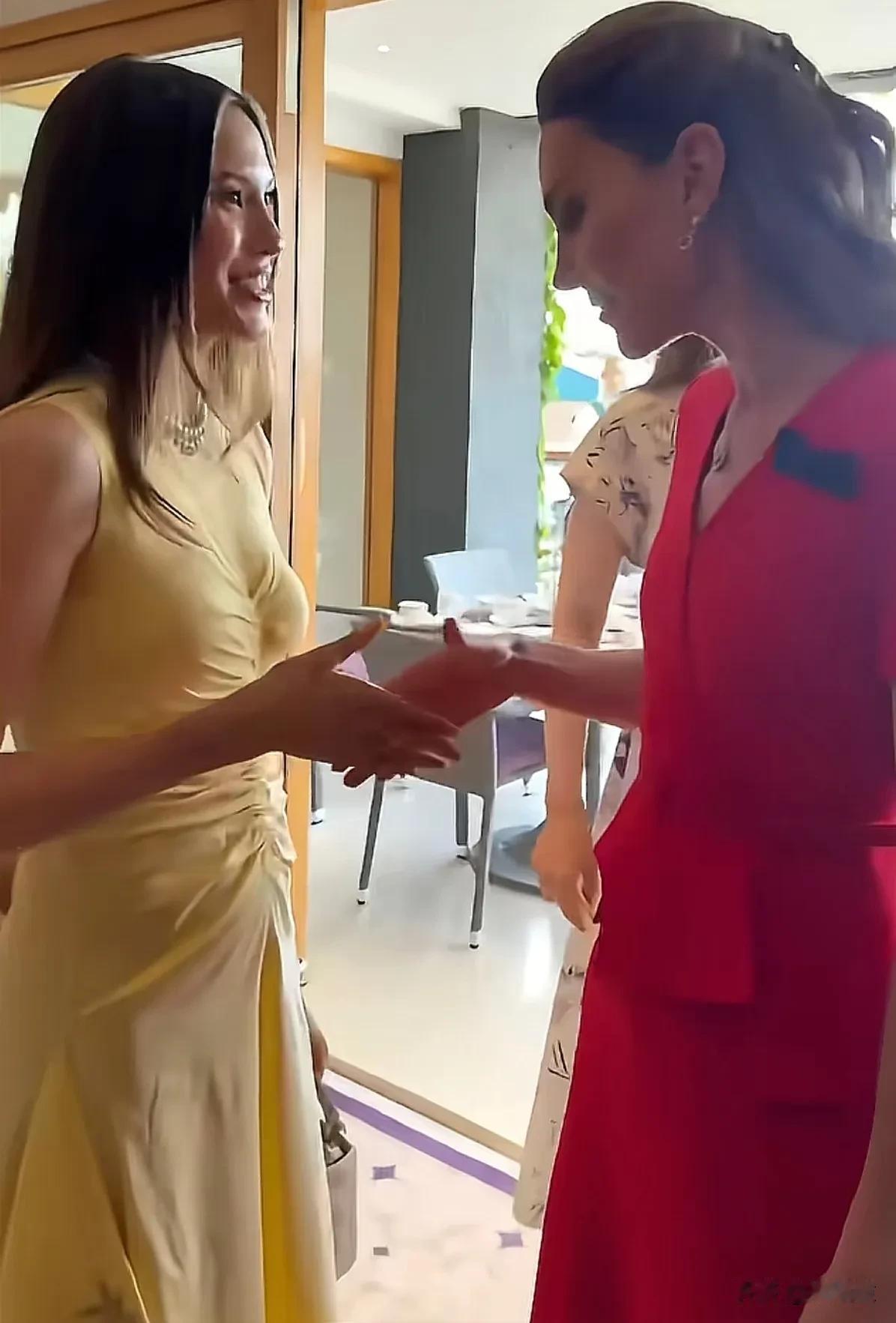 优秀的人在哪里都会受到欢迎！
温网现场，谷爱凌与凯特王妃交流。
意外的是，谷爱凌