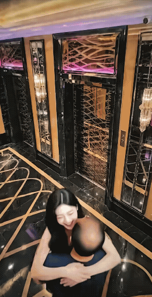 爱止于电梯口。另外，情也是有时间的。
男子若是戴个假发，那肯定是位帅哥，皆有可能